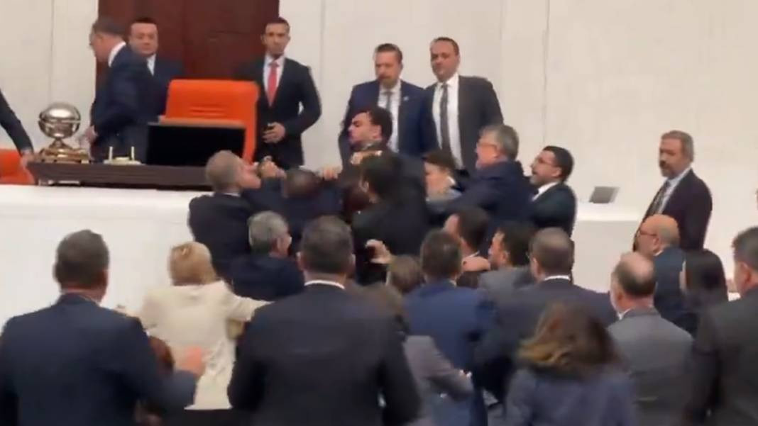 Alpay Özalan'ın Ahmet Şık'a saldırıp kaçmasının yakın görüntüleri ortaya çıktı - Resim: 13